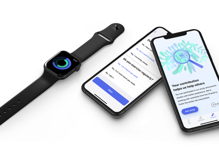 Zwei Smartphones mit Ansicht der App und eine Smartwatch liegen auf einem Tisch