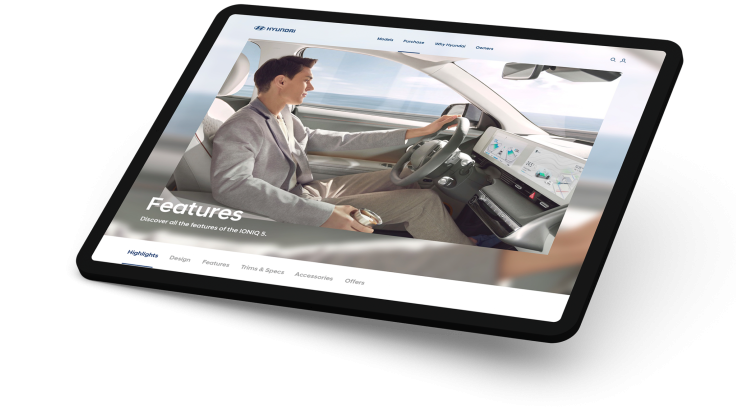 Screen with a man at the wheel of a Hyundai car