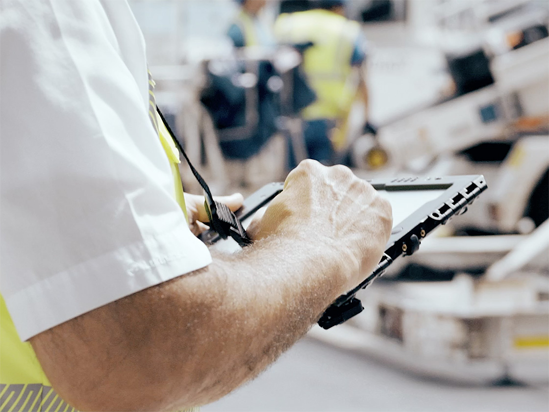 Detailaufnahme männlicher Arm mit Device