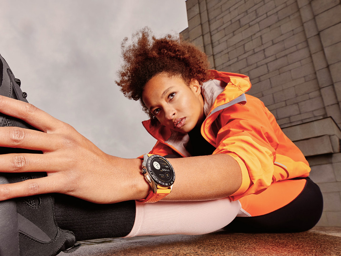 Frau beim Sport mit Tag Heuer Uhr
