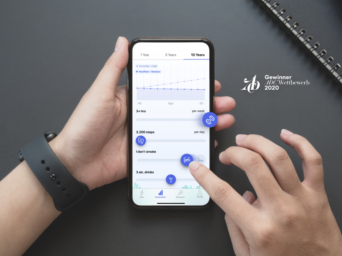 Hände die ein Smartphone mit der Health Advisor App zeigen. Man sieht den gesamten Bildschirm