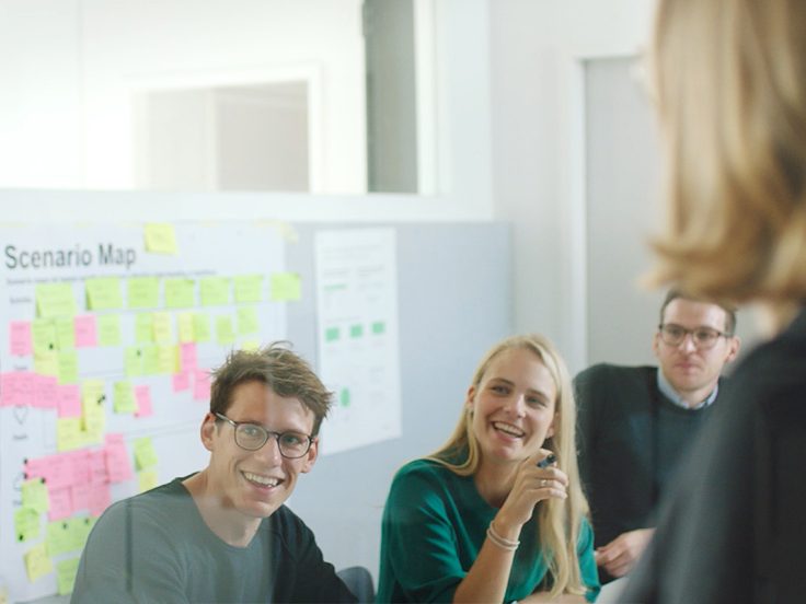Detailaufnahme von mehreren Personen während eines Workshops