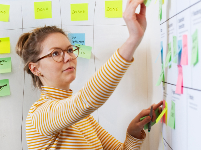 Women puts post-its on a board