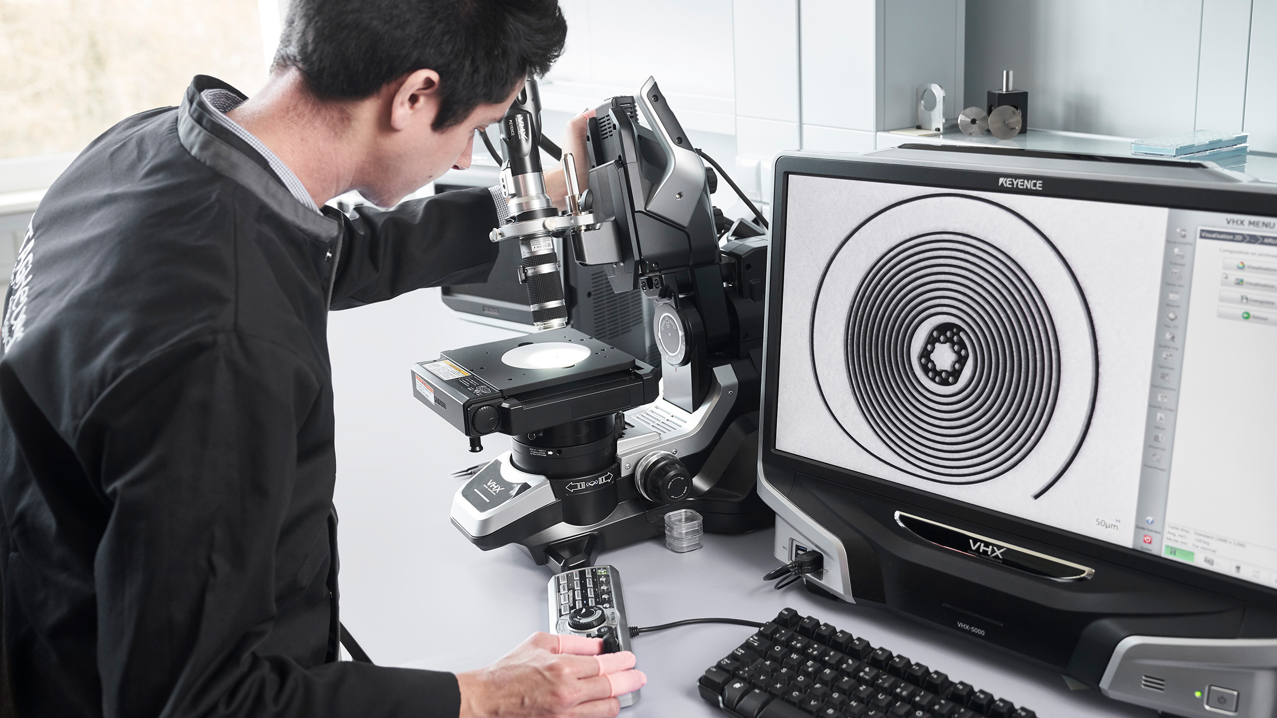 Mann im Labor, Bildschirm mit der Tag-Heuer-Carbon-Hairspring