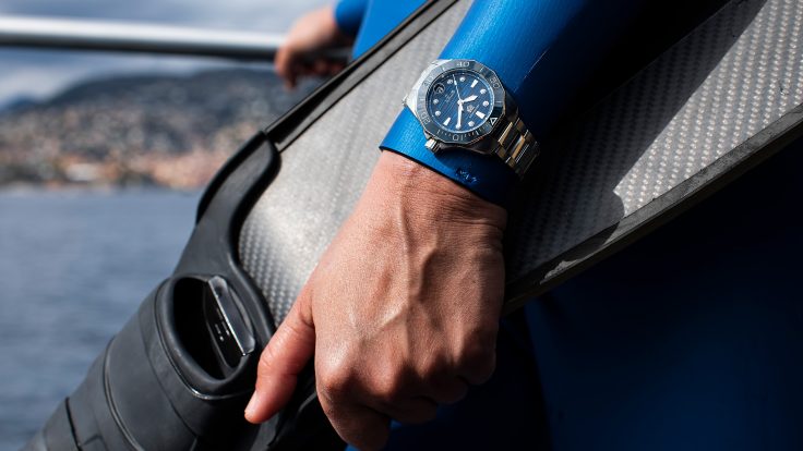Nahaufnahme Tag Heuer Uhr, Person mit Tauchausrüstung
