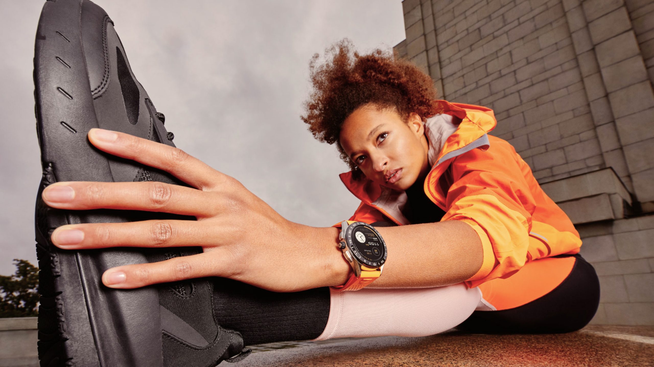 Frau beim Sport mit Tag Heuer Uhr