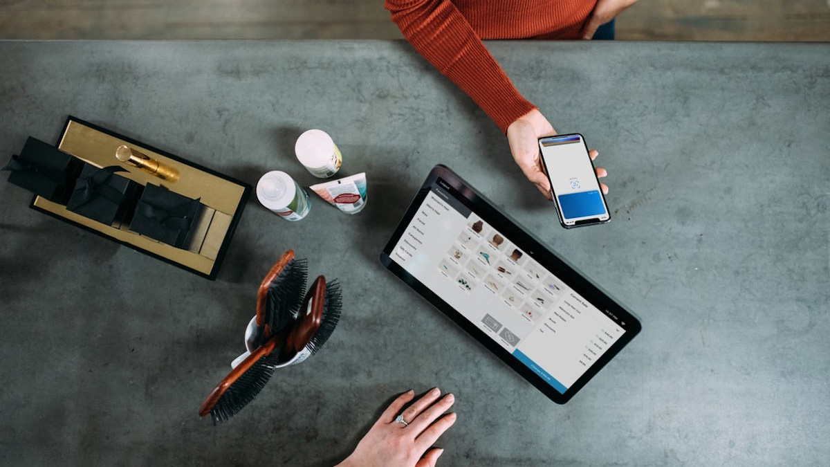 Ein Tisch mit Haarbürsten, Beauty Produkten und einer Shopping Website