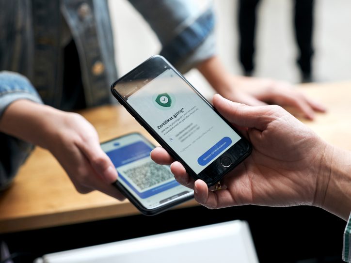 Bild von zwei Smartphones mit geöffneter CovPass-App