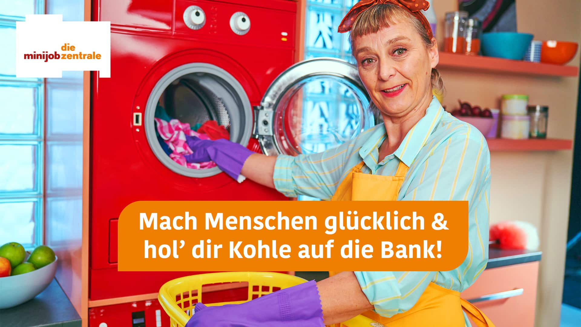 Haushaltshelferin füllt die Waschmaschine