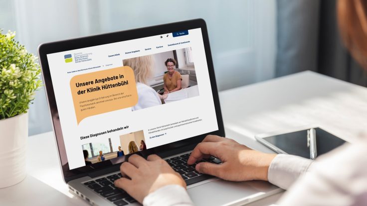 Die Website der DRV Reha Kliniken auf einem Laptop
