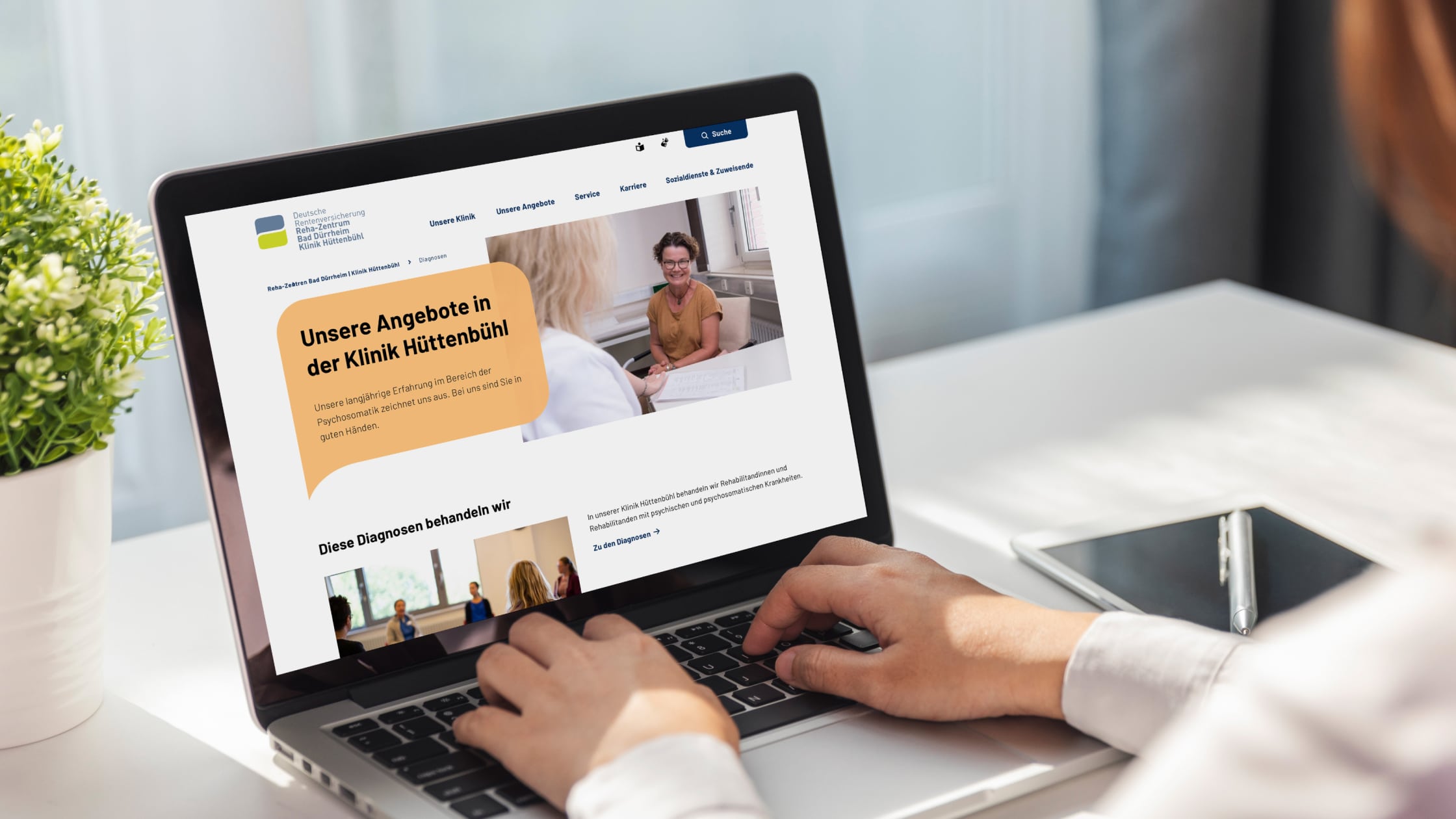 Die Website der DRV Reha Kliniken auf einem Laptop