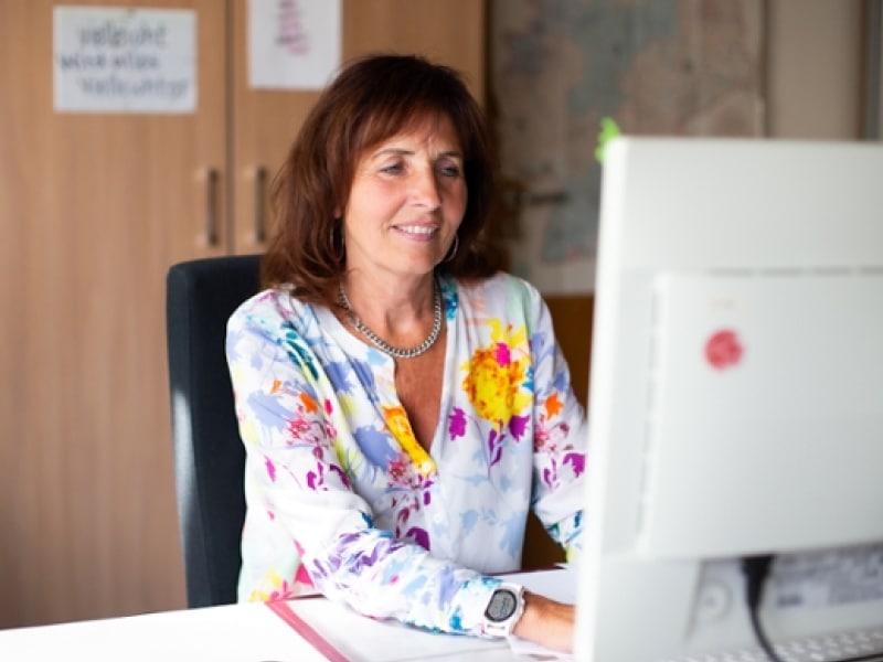 Eine Frau sitzt am Computer