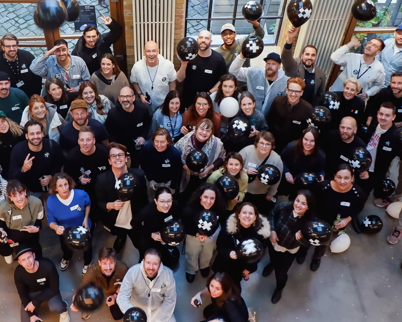 Design Camp Teambild mit IBM iX Ballons