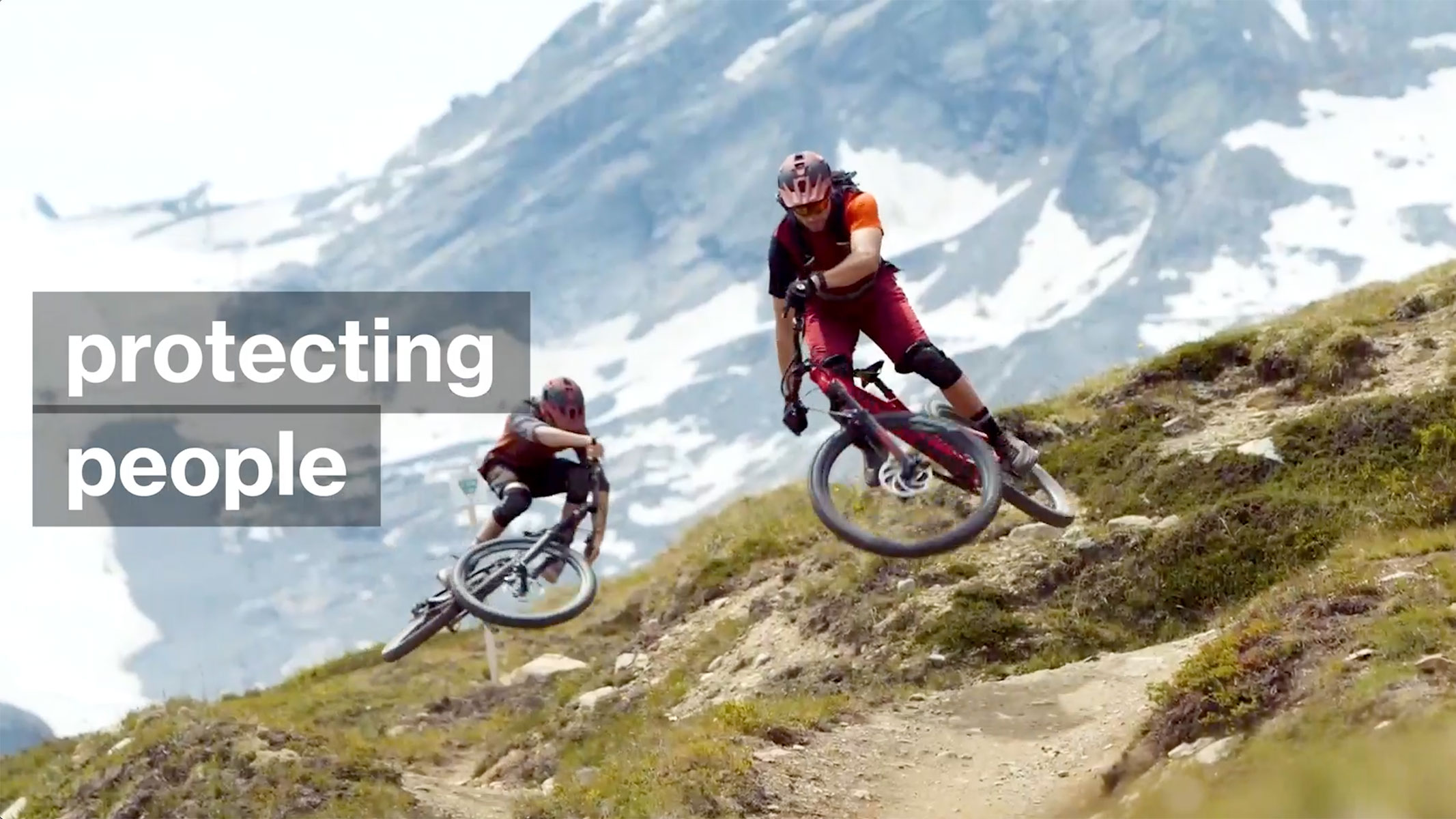 Zwei Mountainbiker in den Bergen