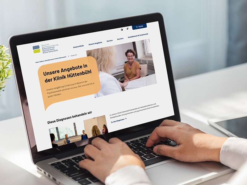 Laptop auf dem die neue DRV Reha-Website geöffnet ist.
