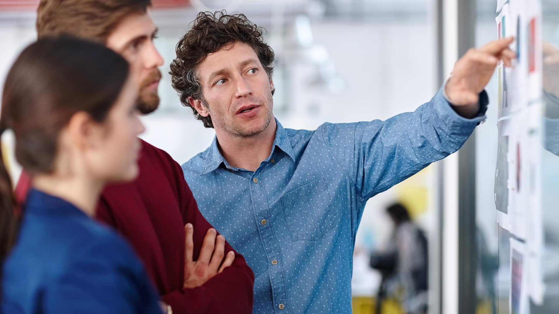 Das Foto zeigt eine Workshop-Situation mit drei Personen.