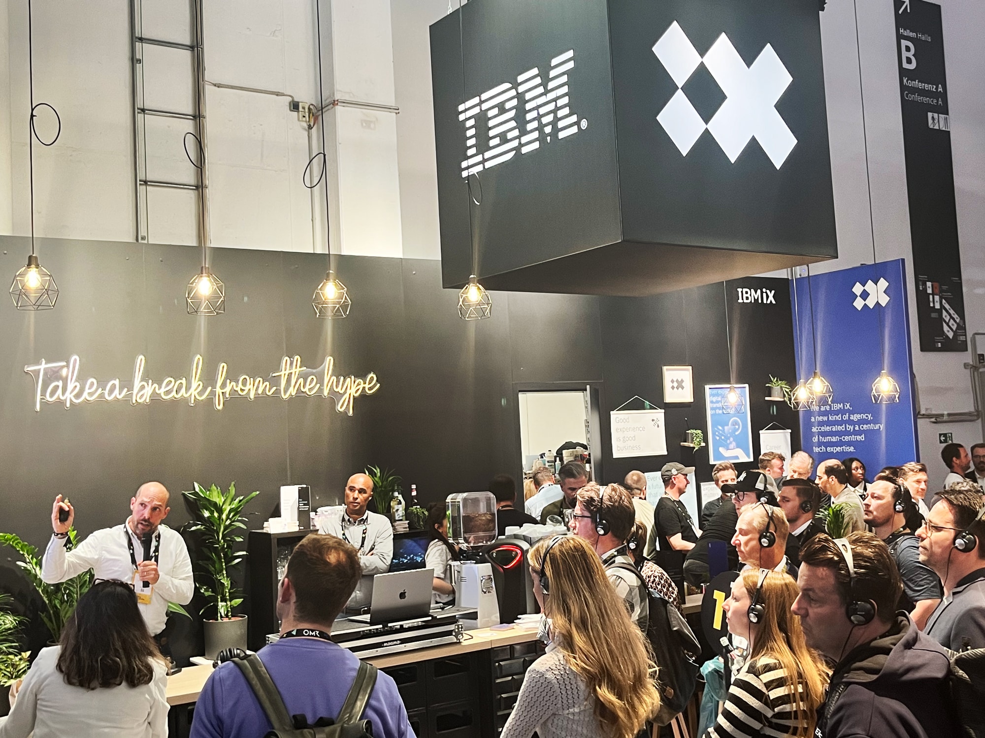 Jan Pilhar am Stand von IBM iX auf der OMR während seines Bartalks