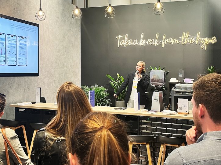 Kerstin Lomb bei ihrem Vortrag am IBM iX Stand auf der OMR