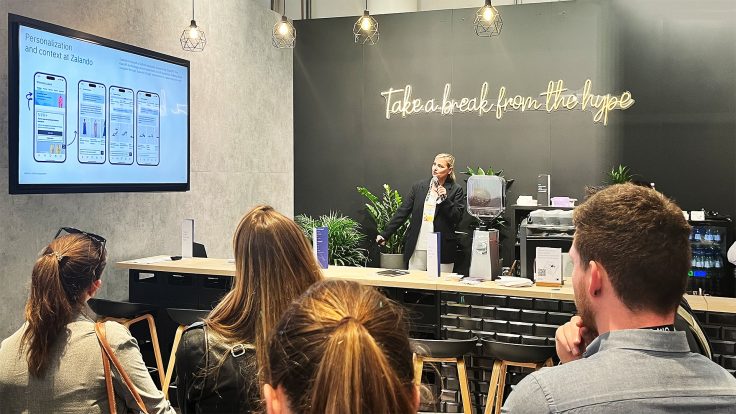Kerstin Lomb bei ihrem Vortrag am IBM iX Stand auf der OMR