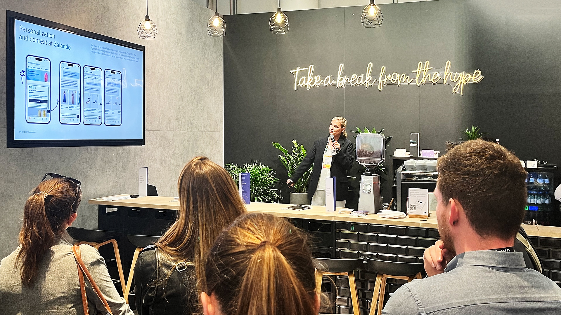 Kerstin Lomb bei ihrem Vortrag am IBM iX Stand auf der OMR