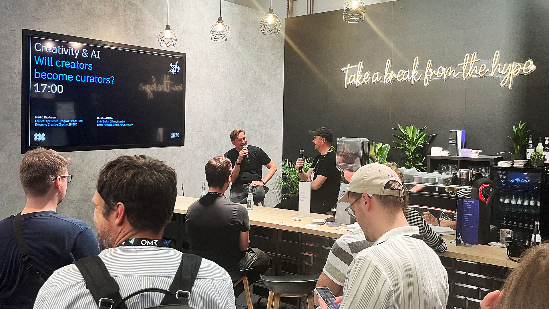 Marko Thorhauer, IBM iX, und Burkhard Müller, Art Directors Club, bei ihrem Talk am IBM iX Stand auf der OMR